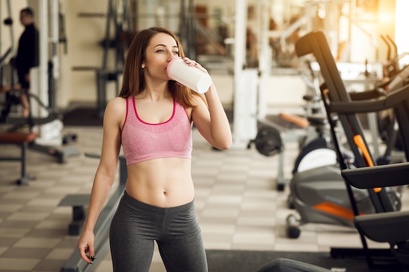 Kvinna som dricker proteinshake